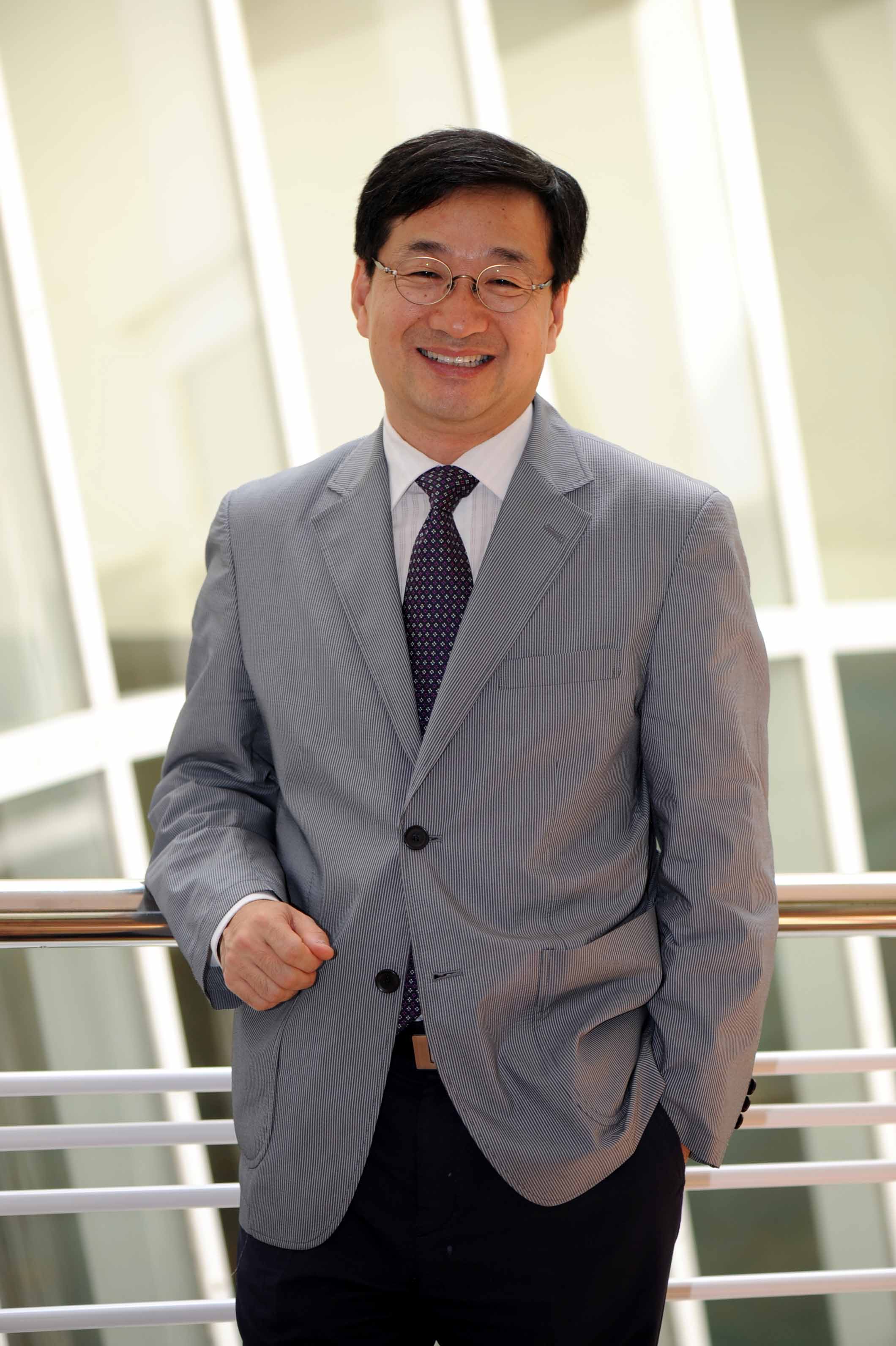 Tae Won Kim logo